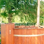 펜션 With Private Sauna, Jacuzzi And Pool