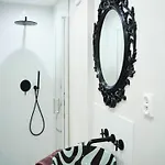 펜션 With Private Sauna, Jacuzzi And Pool